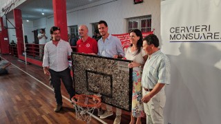 donacion, tableros reciclados, basketball, basquetbol, Cervieri Monsuarez, Virginia Cervieri, Diego Cervieri, Club Atletico Universitario, Salto, ministerio Ambiente, URUPLAC