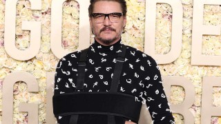 Pedro Pascal aparece herido en los Golden Globes 2024, ¿qué le pasó?