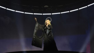 Madonna se ríe al caerse en el escenario después de que un bailarín tropezara y la dejara caer
