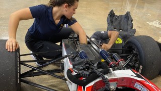 Ready, steady: Maite Cáceres se prepara para el autódromo de Las Américas