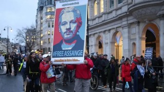 Assange no será extraditado aún a EE.UU. al aplazar su decisión el Tribunal Superior de Londres