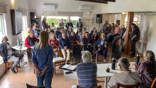 Comisión de Punta Colorada se reunió con representante de la intendencia y afirma que no se demolerán casas de techos rojos hasta no tener mano a mano con Antía