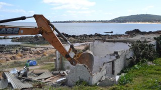 Recuperación de espacio costero: comenzó la demolición de boteras