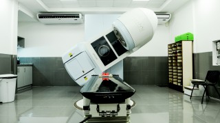 Nuevo equipamiento de radioterapia en Hospital de la Mujer permitirá aumentar tratamientos oncológicos
