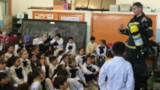 Bomberos de Piriápolis participaron en una actividad con niños en Escuela 52