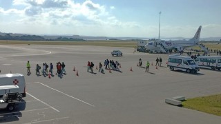 Turismo juvenil: tres Boeing 737-800 aterrizaron el viernes en el aeropuerto de Laguna del Sauce provenientes de Bariloche
