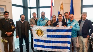 París 2024: Lacalle Pou entregó pabellón nacional a atleta que representará a Uruguay en Juegos Paralímpicos
