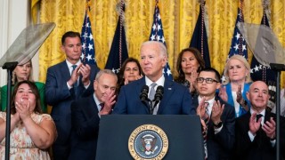 Se suspende la ayuda a cónyuges indocumentados del gobierno de Biden