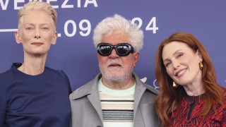 Pedro Almodóvar, Julianne Moore y Tilda Swinton consiguen una increíble ovación de pie de 17 minutos en Venecia por 'La habitación de al lado'