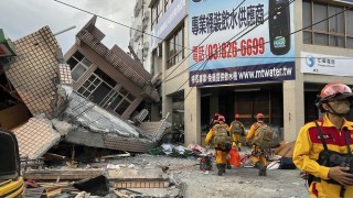 Un sismo en Taiwán atrapa gente y descarrila un tren
