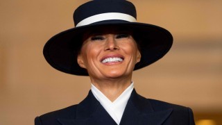El quid no era el sombrero: por qué el vestuario de Melania Trump esta vez sí esconde verdaderos mensajes comerciales y geopolíticos