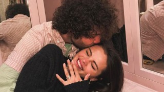 Selena Gomez anunció su compromiso con Benny Blanco, y mostró su anillo: "La eternidad comienza ahora"