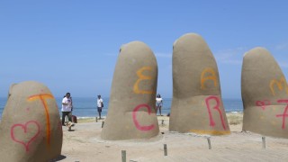 Se suspendió la audiencia por vandalismo a la escultura La Mano