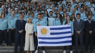 Delegación deportiva que concurre a los Juegos Odesur 2022 recibió el pabellón nacional