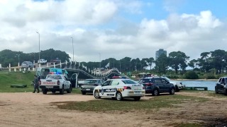 Un octogenario falleció tras lanzarse desde el puente de La Barra