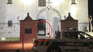 Hombre con problemas de salud mental incrustó auto en iglesia de San Carlos