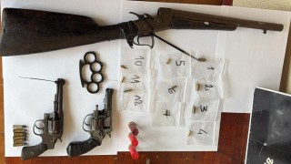 San Carlos: detuvieron a dos jóvenes con armas, drogas y municiones en operativo policial