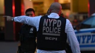 Al menos cuatro muertos, entre ellos un policía, en un tiroteo en Nueva York
