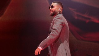 Maluma detiene su concierto en México y confronta a fan que llevó a su bebé: “Soy papá, es un acto de irresponsabilidad”
