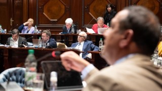 Senado interpeló al ministro Fratti por compra de "María Dolores" y sesión fue levantada por cruce entre dos senadores