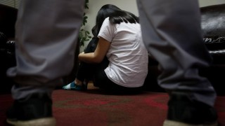 Arresto total y tobillera para hombre que abusó por años de una adolescente de su familia