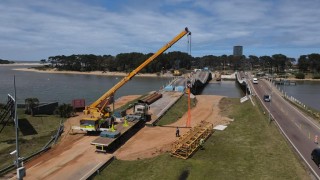 Llegaron las grúas y trabajan contrareloj para salvar el puente: ministro Peña niega riesgo ambiental