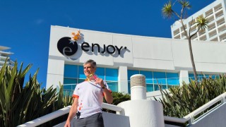 Integrante del Enjoy Team en el podio de la 16ª Maratón Internacional de Punta del Este