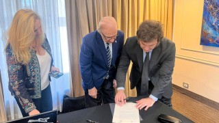 Javier Milei vetó las leyes de financiamiento universitario y de emergencia pediátrica, mientras estira la definición sobre los ATN