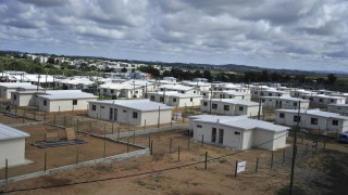 Nuevo Kennedy: seis viviendas desalojadas por problemas de drogas y una se vendió a 15 mil pesos; en una de esas casas funcionará la subcomisaría