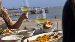 Octubre en Enjoy Punta del Este: humor, sunsets y gastronomía con beneficios especiales