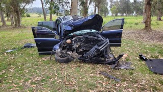 Mujer rescatada por bomberos tras quedar atrapada en siniestro con su camioneta