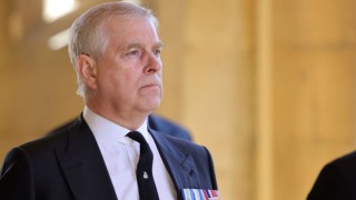 Carlos III de Inglaterra fuerza al príncipe Andrés a renunciar a sus títulos para frenar el deterioro de la Corona