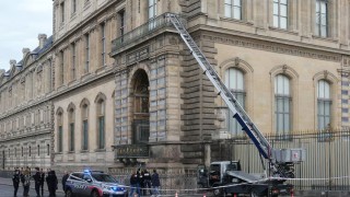 Un robo de joyas de "valor incalculable" obliga a cerrar el museo del Louvre de París mientras la policía se lanza a la caza de los ladrones