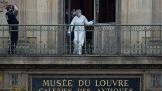 Arrestan a dos sospechosos de cometer el robo de joyas del Louvre
