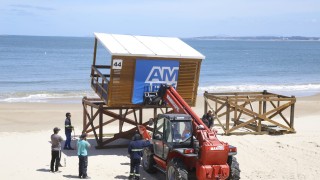 Comenzó la instalación de las casetas de guardavidas en la previa a la bajada a playa
