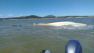Prefectura rescató a dos tripulantes de embarcación hundida en Playa Hermosa
