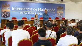 IDM entregó carnés a vendedores ambulantes y prepara los servicios de playa para la temporada