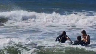 Una mujer se ahogó en Punta Negra y dos policías que quisieron rescatarla también fueron arrastrados por la corriente, pero lograron salvarlos