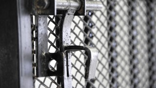 Prisión preventiva para un hombre por múltiples delitos de abuso sexual contra una menor de su familia