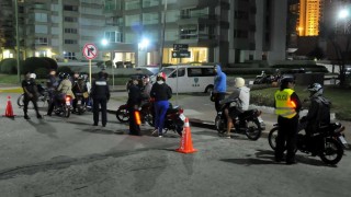 Se desacató porque le iban a retener la moto y terminó agrediendo a un policía