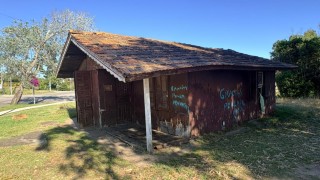 Demolieron cabañas usurpadas en La Barra, linderas a dos centros de estudios