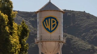 Paramount se vuelve hostil en una oferta para Warner Bros., desafiando una oferta de 72 mil millones de dólares de Netflix