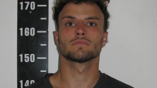 Hizo una gran compra en un supermercado con una tarjeta robada y cayó al ir a retirarla