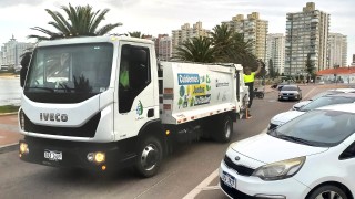 Mientras Montevideo acumula basura, Maldonado vuelve a mostrar músculo en limpieza urbana en plena temporada