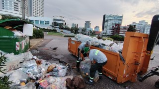 El Año Nuevo dejó más basura, pero Punta del Este nuevamente quedó limpio en pocas horas