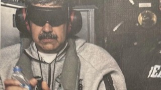 Trump publica foto de Maduro esposado y con los ojos tapados a bordo de un buque de EE.UU.