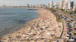 Sombrillas, controles y residuos: la presión del verano sobre la costa de Maldonado