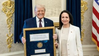 María Corina Machado entregó a Trump la medalla del Nobel enmarcada con un mensaje de "gratitud"