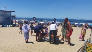 Adolescente fue rescatado por guardavidas en la Brava tras ser arrastrado por una ola