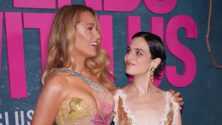 Blake Lively dice que Justin Baldoni hizo “humillante” la escena del parto en It Ends With Us; Jenny Slate lo tacha de “narcisista intenso” en documentos judiciales desclasificados